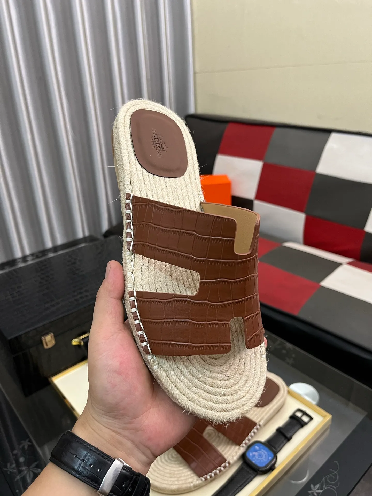 Men's shoes 💰340⌚️⌚️《HERMES》Hermes 💁♂️Men's casual slippers, compare the quality at the counter🧚🏿♂️ The upper layer has a stone pattern with clear texture, showing high-end, high-end, comfortable to wear and versatile. Purely hand-pulled, raw rubber breathable outsole, breathable and comfortable lambskin lining, 100% comfortable density, original rubber outsole wear-resistant code number 38-44. Can be customized 45-46-47